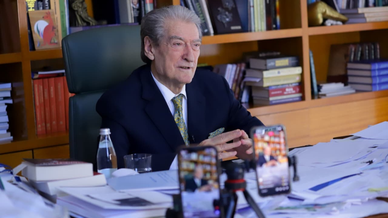 Mesazhi i ministrit Hoxha për shqiptarët në Maqedoninë e Veriut  Berisha  Çfarë gangsteri në politikën e jashtme  ai të japë dorëheqjen