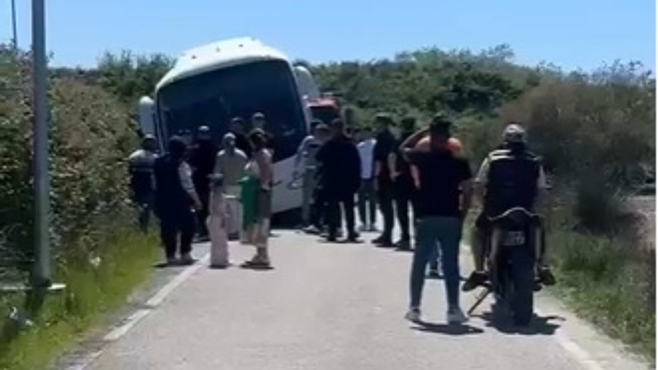 I mbushur me nxënës  autobusi në Zvërnec del pjesërisht nga rruga dhe bllokon qarkullimin