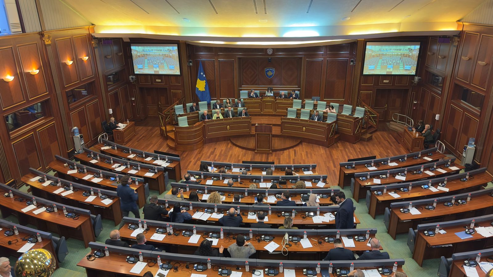 Një ditë para skadimit të afatit për zgjedhjen e Presidentit  tërhiqen nga gara Konjufca dhe Kollcaku