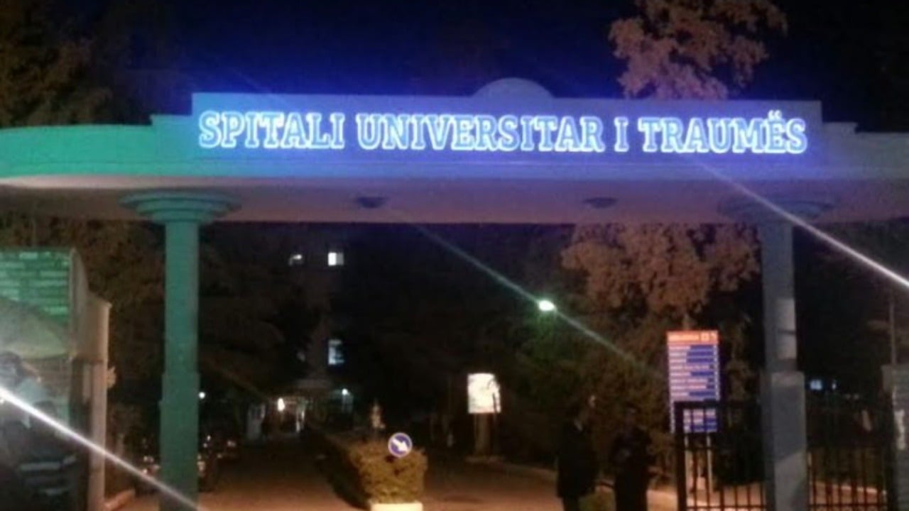 ishte-goditur-aksidentalisht-nga-motra-teksa-luanin-nderron-jete-ne-spitalin-e-traumes-4-vjecari