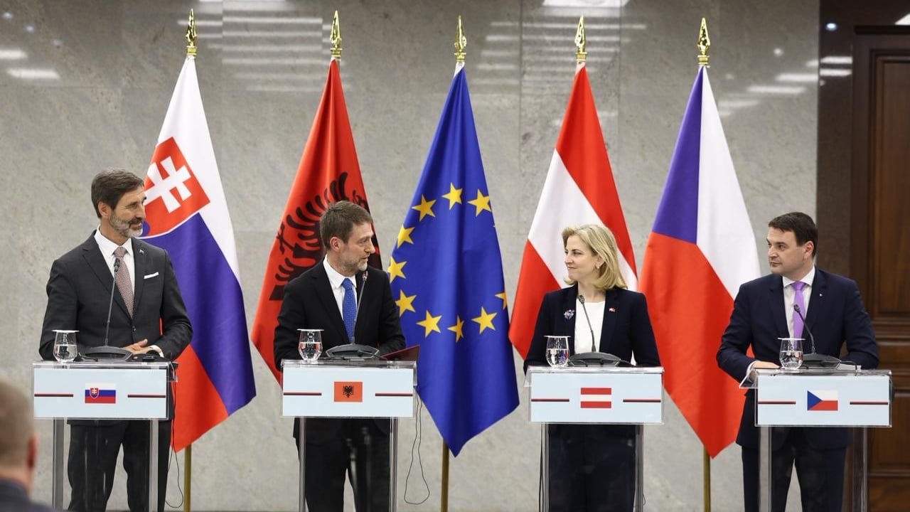 ministrat-e-tre-vendeve-te-be-se-vizitojne-tiranen-shqiperia-mund-te-jete-kampione-ne-rajon-per-permbushjen-e-kritereve-te-integrimit