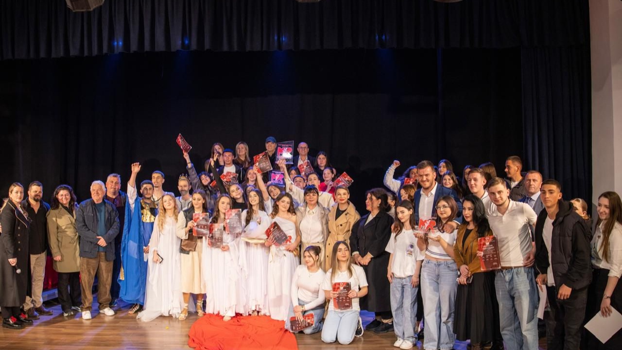 moisiu-i-ri-sjell-talentet-e-reja-ne-skenen-e-durresit-festival-teatror-i-dedikuar-te-rinjve