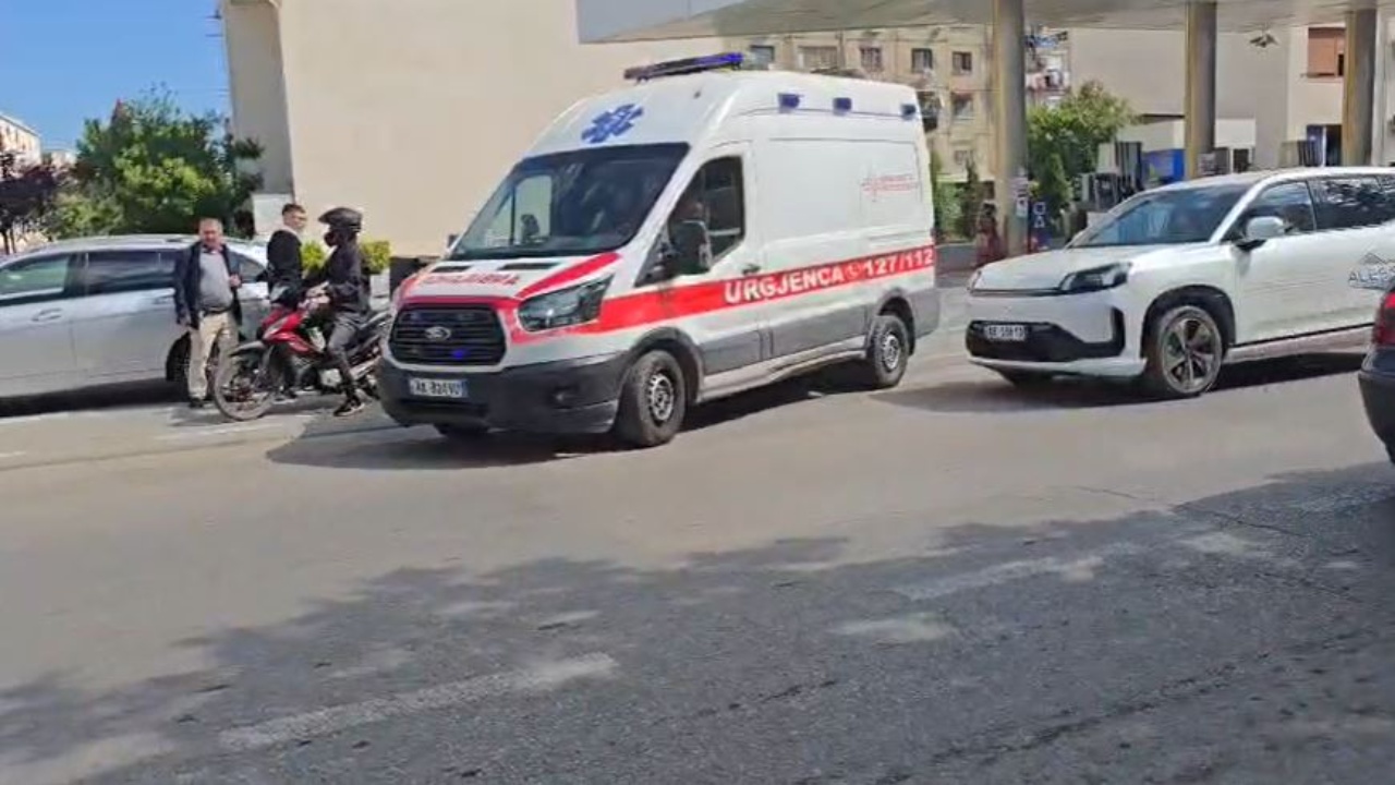 po-kalonte-vijat-e-bardha-prane-nje-shkolle-ne-durres-e-moshuara-perplaset-nga-nje-automjet