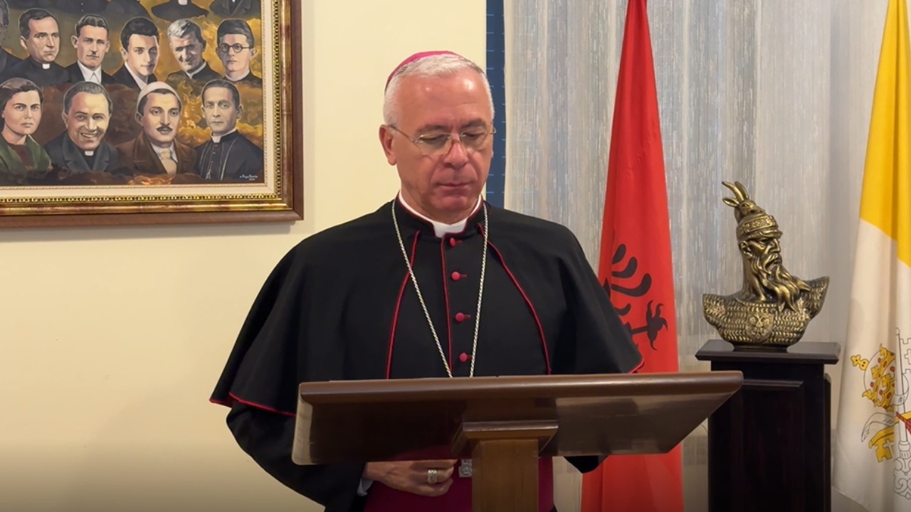 Arqipeshkvi i Shkodrës uron të gjithë besimtarët katolikë për Pashkët  Paqja qoftë me ju