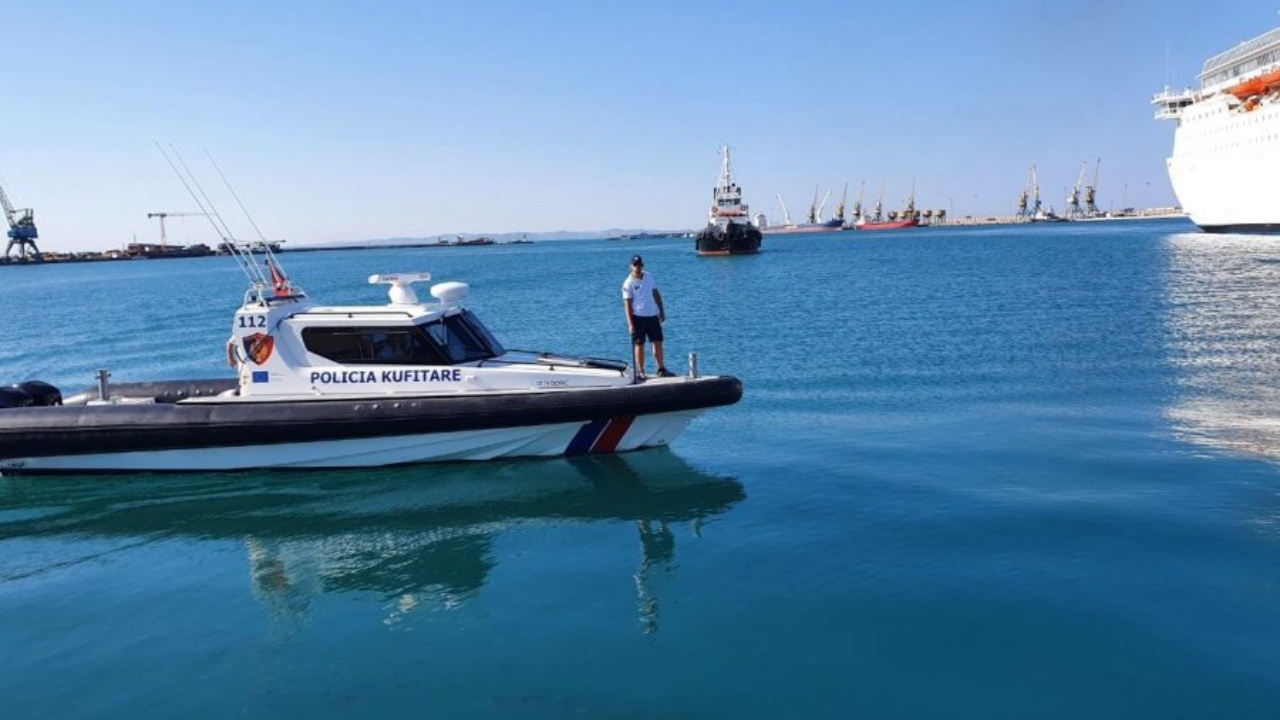 Rrezikoi të mbytej në Shëngjin pasi rrëshqiti nga gurët e skalierës dhe ra në det  policia kufitare shpëton të miturin