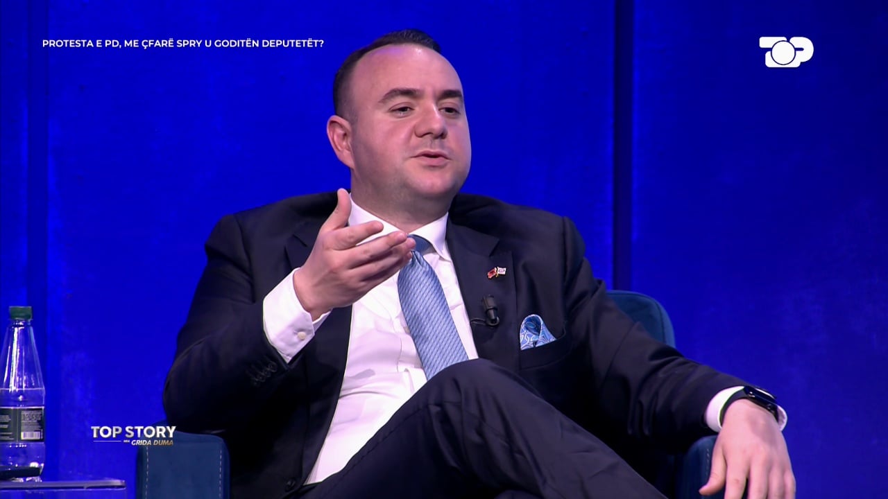 U lëndua gjatë protestës së opozitës para Kryeministrisë  Balliu në  Top Story   Spraj që përdorën ishte  new entry   më goditën me shkop gome 