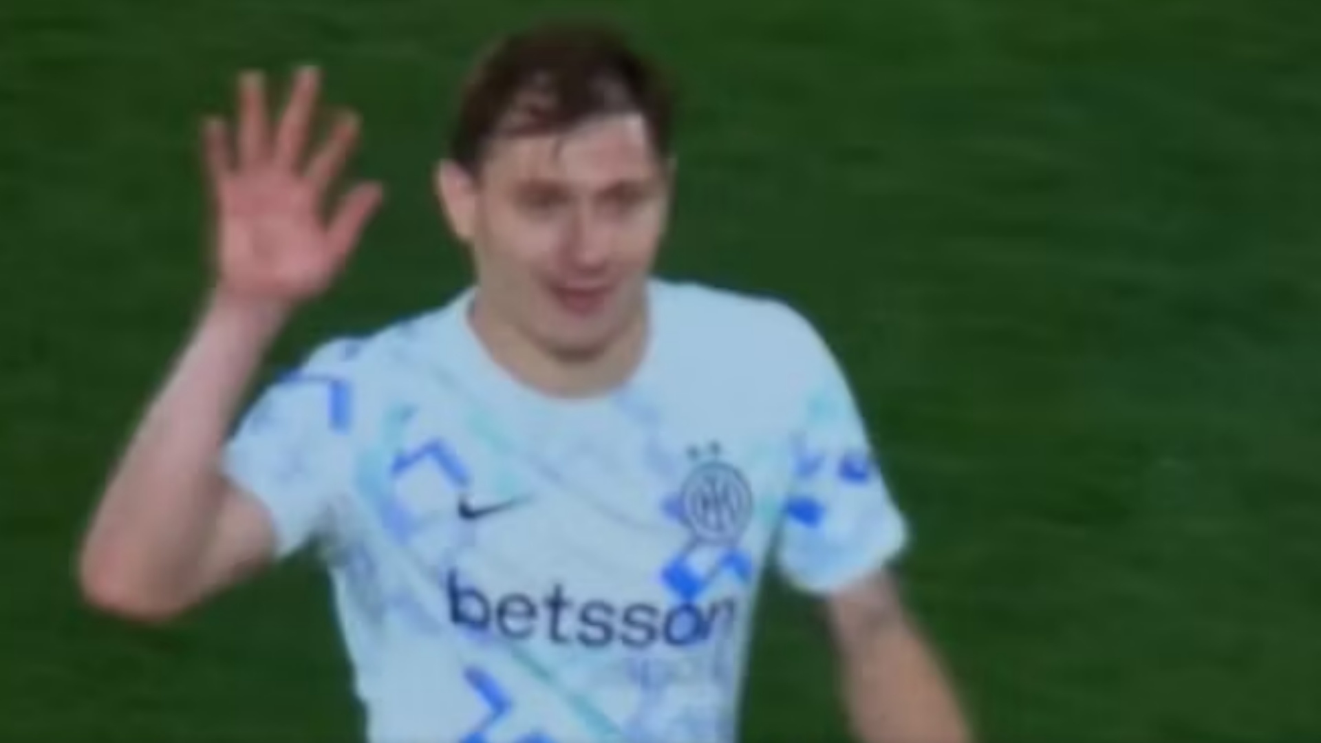 barella-nen-bresherine-e-fershellimave-ne-como-futbollisti-i-interit-pergjigjet-me-ironi-video