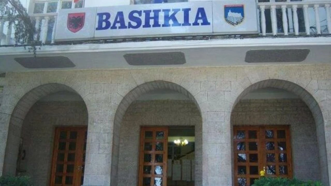 perhapja-e-panikut-me-lajme-per-infektimin-me-hiv-aids-te-kryebashkiakut-te-gjirokastres-dhe-punonjesve-institucioni-merr-masa-ligjore