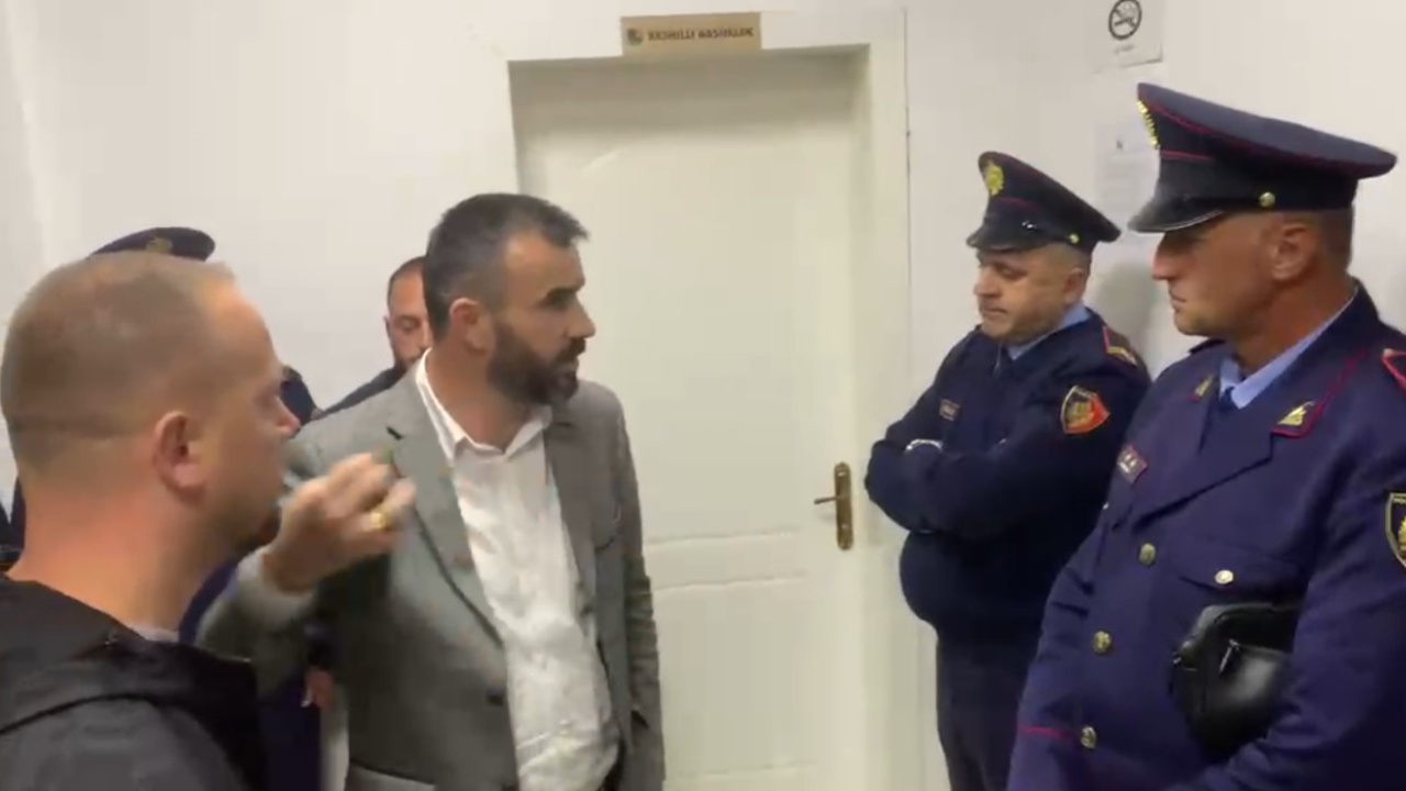 Panelet fotovolatike  ndërpritet mbledhja e Këshillit Bashkiak në Bulqizë  efektivët pengojnë hyrjen e banorëve në sallë