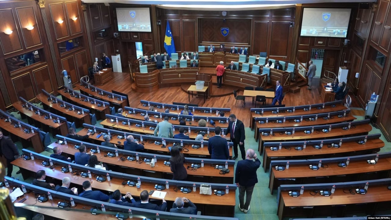 Po skadon afati  Kurti pranon edhe Vjosa Osmanin si presidente  Na sillni emrin me 15 firma  Reagon opozita  Show politik