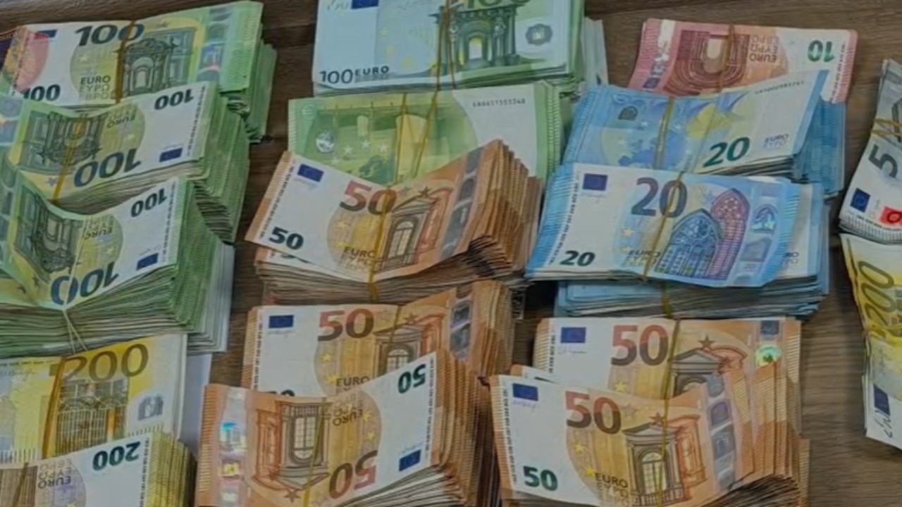 Video  Sirtarë të mbushur me zarfë me para  dalin pamjet nga aksioni në call center në Tiranë  sekuestrohen edhe qindra celularë