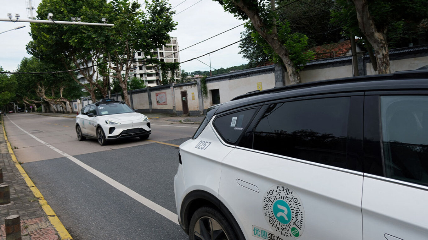 Defekt në sistem  të paktën 100 taksi robotike  ngrinë  në mes të rrugës në Kinë