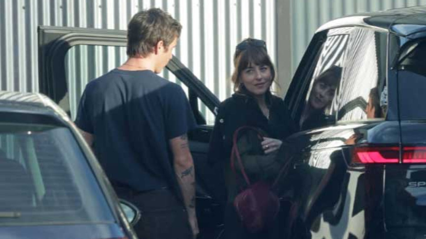 puthje-dhe-perqafime-ne-los-angeles-mes-dakota-johnson-dhe-partnerit-te-saj-te-ri-aktorja-konfirmon-lidhjen-e-re-te-dashurise