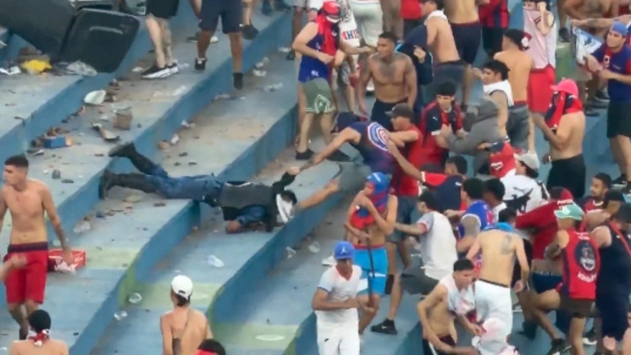 Dhunë e egër në derbin paraguaian  tifozët i marrin pajimet policisë që i qëllonte me plumba gome 