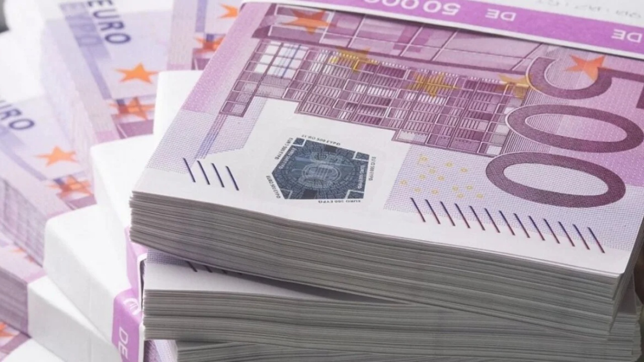 Greqia pritet të mos jetë vendi më me borxhe në Eurozonë  mund të pasohet nga Italia