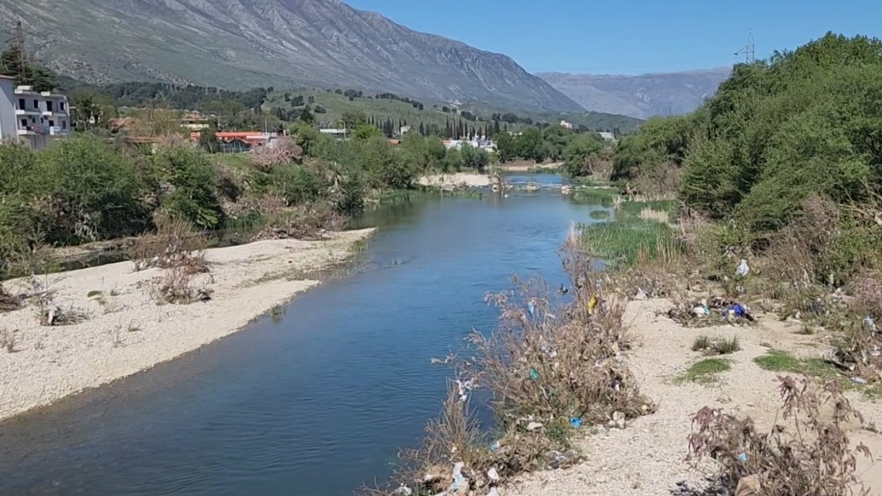 Drino mbulohet nga mbetjet  Ndotje alarmante në Gjirokastër  rrezikohet edhe lumi Vjosa