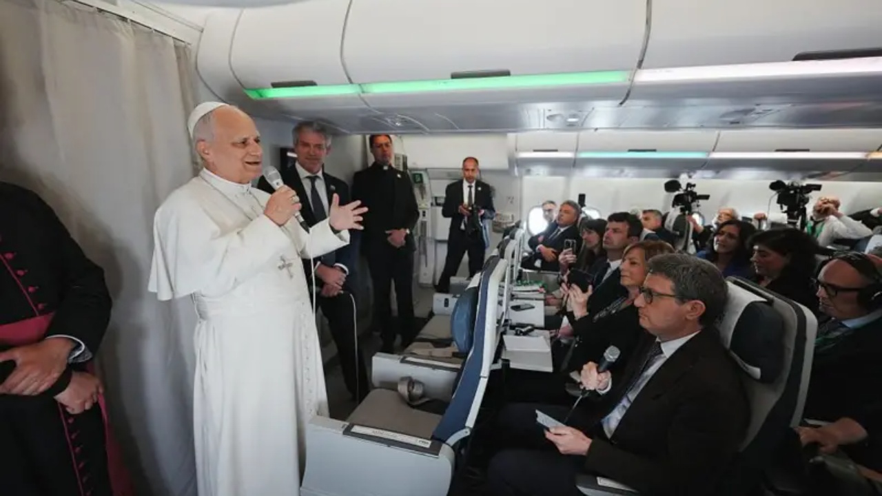 Papa pas debatit publik me Trump  i bën thirrje SHBA së dhe Iranit  Rikthehuni në tryezën e paqes