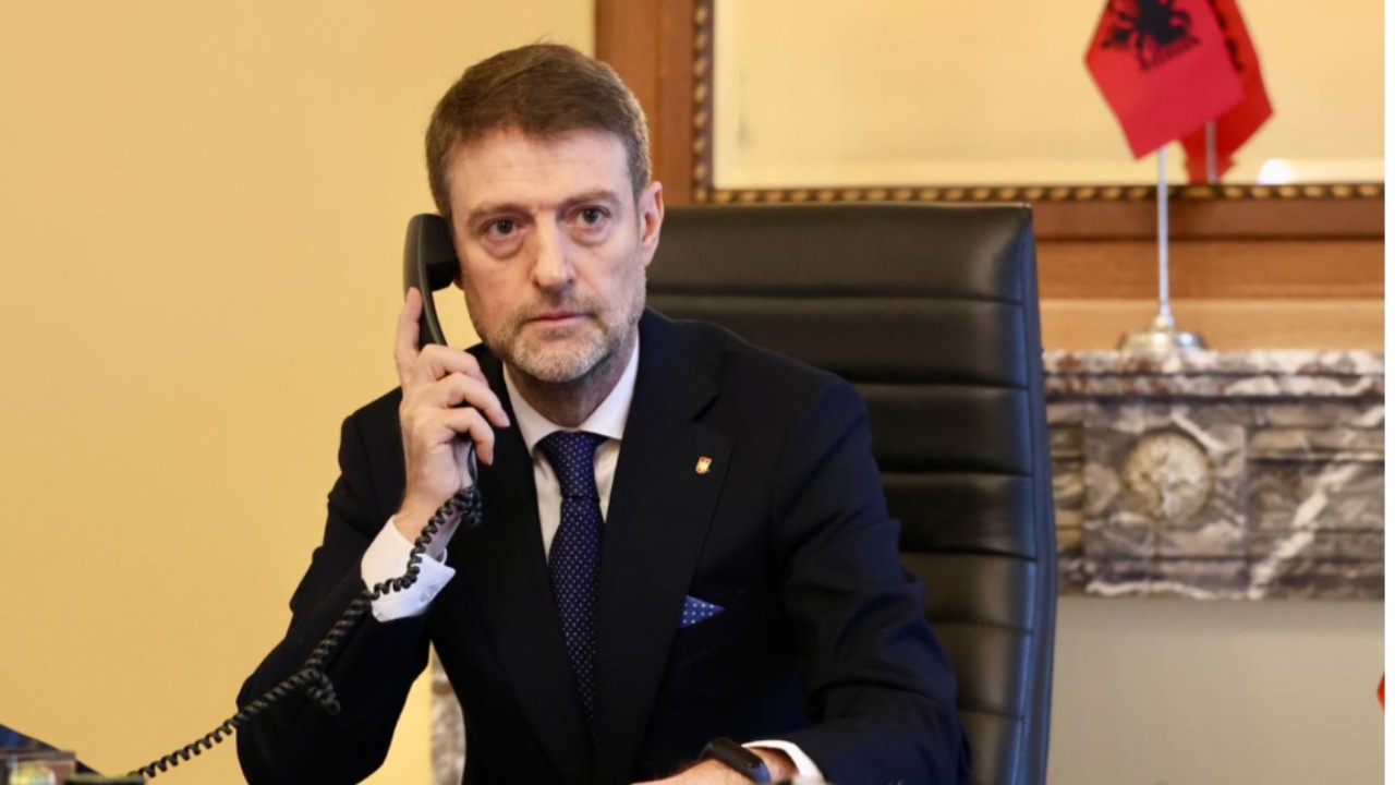  Po ata idiotët shqiptarë atje çfarë thonë   PD ja publikon mesazhin  pretendojnë se është e ministrit Hoxha  Deklaratë skandaloze dhe fyese  të mbajë përgjegjësi