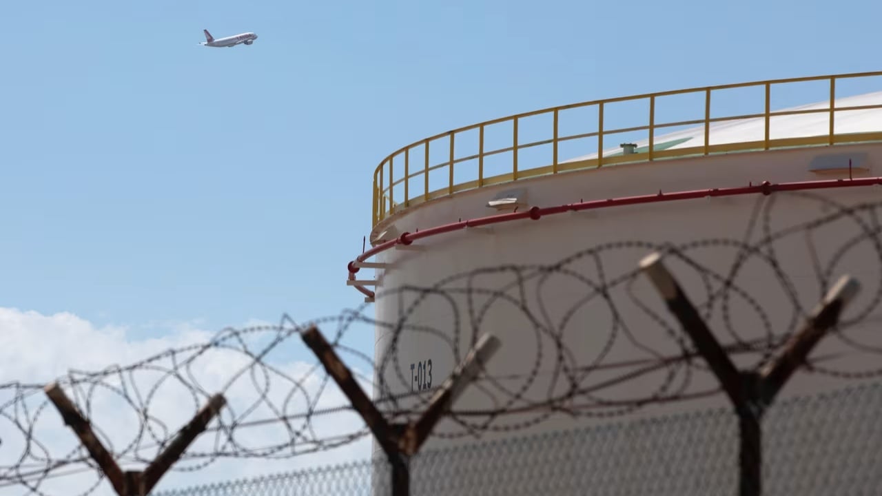 Kriza e karburantit  kompanitë ajrore paralajmërojnë anulime fluturimesh në Europë  Deri në fund të majit 