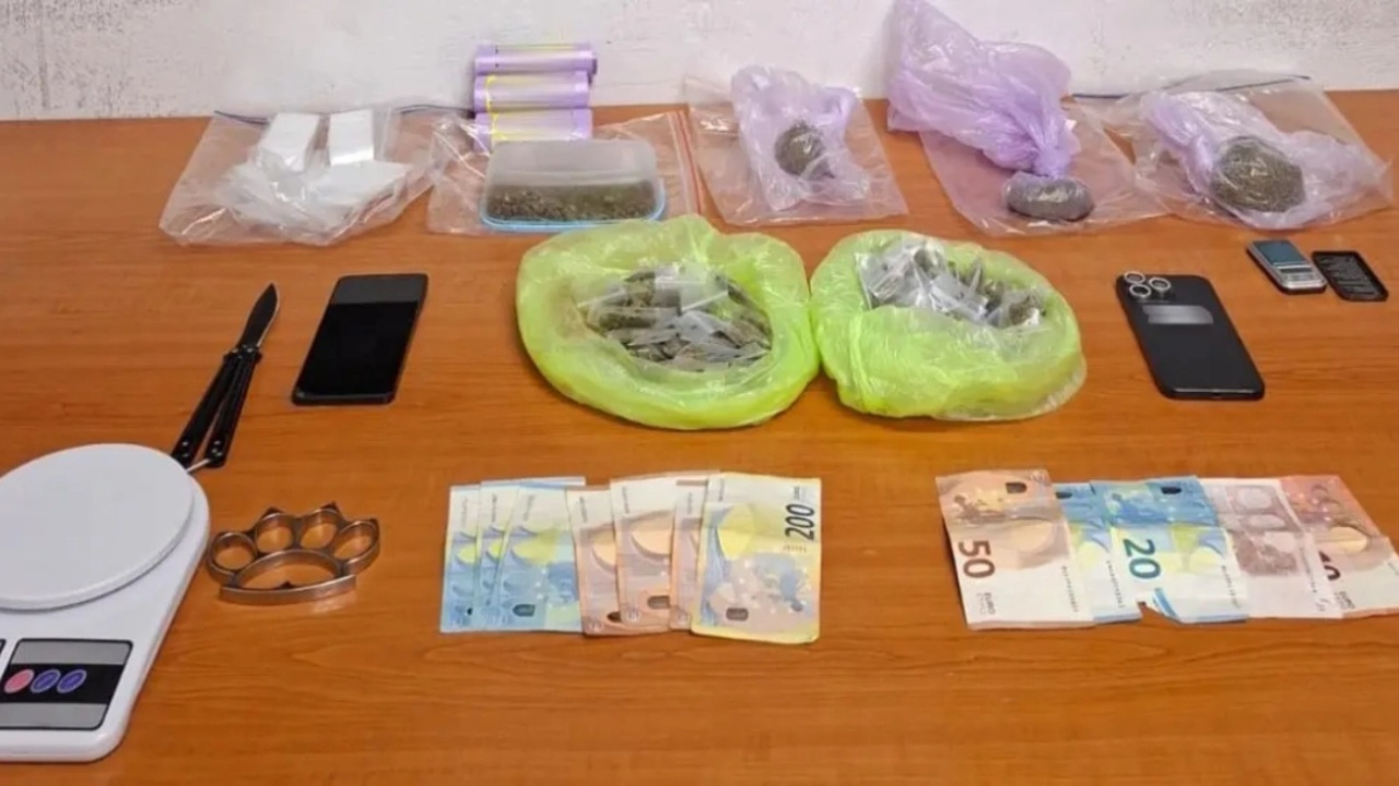 Bosi shqiptar i dirigjonte nga burgu  policia greke arreston dy të rinj për trafik të lëndëve narkotike