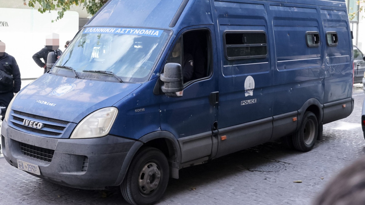 Arrestohet oficeri në Selanik  Abuzoi seksualisht me një grua të burgosur  ngjarja ndodhi gjatë transferimit të saj me furgonin e policisë