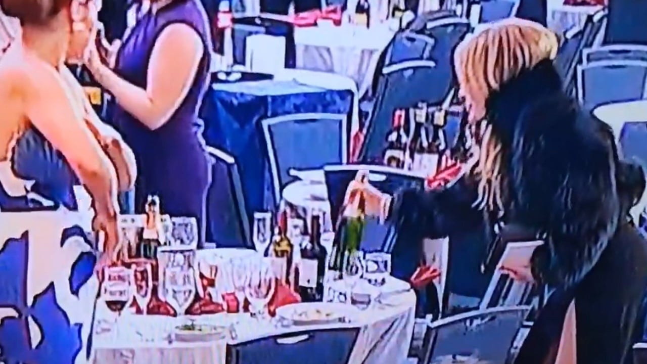 video-te-shtenat-me-arme-ne-darken-e-trump-me-gazetaret-pamjet-e-nje-te-ftuareje-qe-rremben-dy-shishe-vere-behen-virale