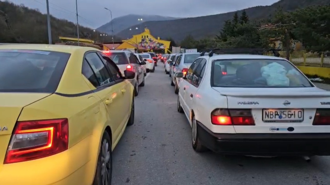 fluks-i-larte-ne-kapshtice-pas-festes-se-pashkes-mbi-8-mije-qytetare-kane-dale-drejt-greqise-ne-24-oret-e-fundit