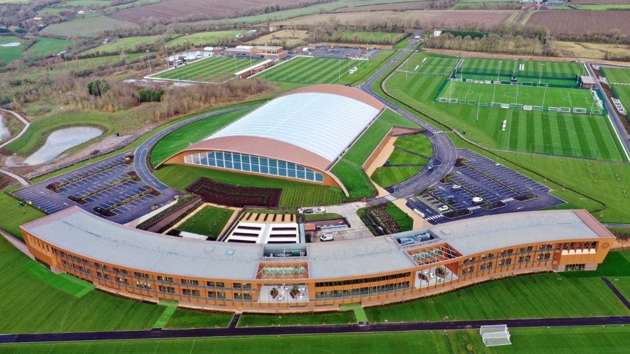 Shkëlqimi dhe rënia e  Dhelprave   Leicester City nga kampion historik te kategoria e tretë me qendër stërvitore 100 milionë euroshe