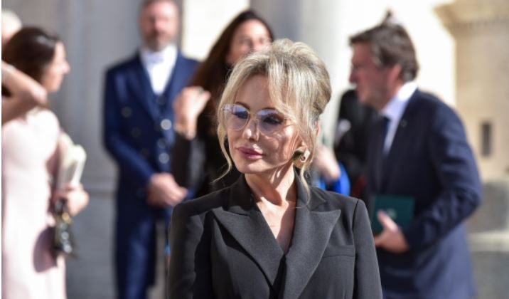  Artikull fyes   Marina Berlusconi reagon ashpër  mohon përfshirjen në politikë dhe sulmon gazetarin  Gjuhë prej një shpellari