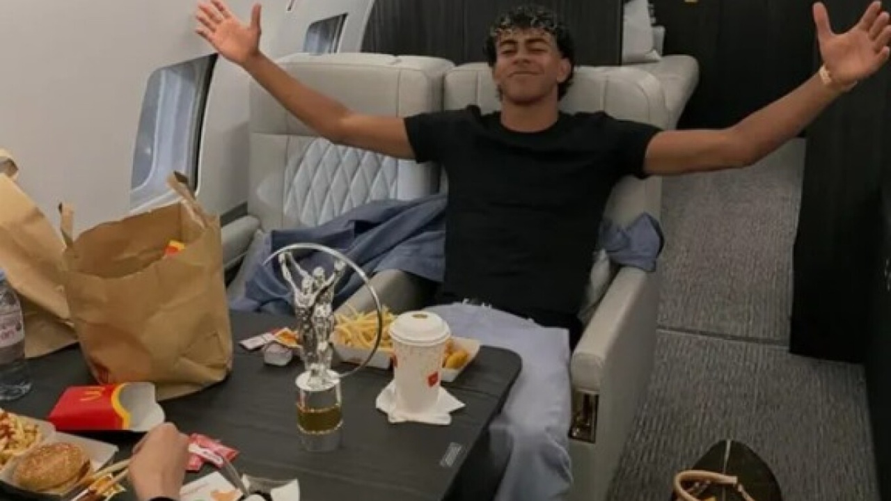 Lamine Yamal  feston çmimin për atletin më të mirë të ri të vitit me McDonalds në avionin e tij privat