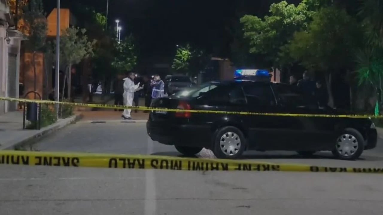 Vrasja në Memaliaj që përfshiu 7 persona  ende në arrati dy vëllezërit  Çfarë zbuluan hetimet  30 vjeçari qëlloi dhe më pas u vra  i plagosuri u la në derën e spitalit