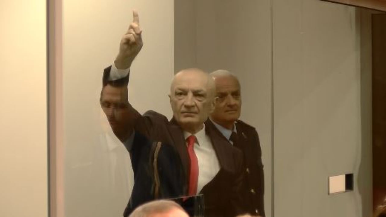 Gjyqi i themelit   Shqipëria e shqiptarëve   ish presidenti Meta shfaqet në kafazin e xhamtë të sallës së gjyqit