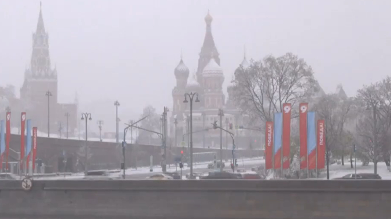 Moska goditet nga stuhia e dëborës pranverore  Anulohen fluturimet  alarm portokalli në kryeqytetin rus