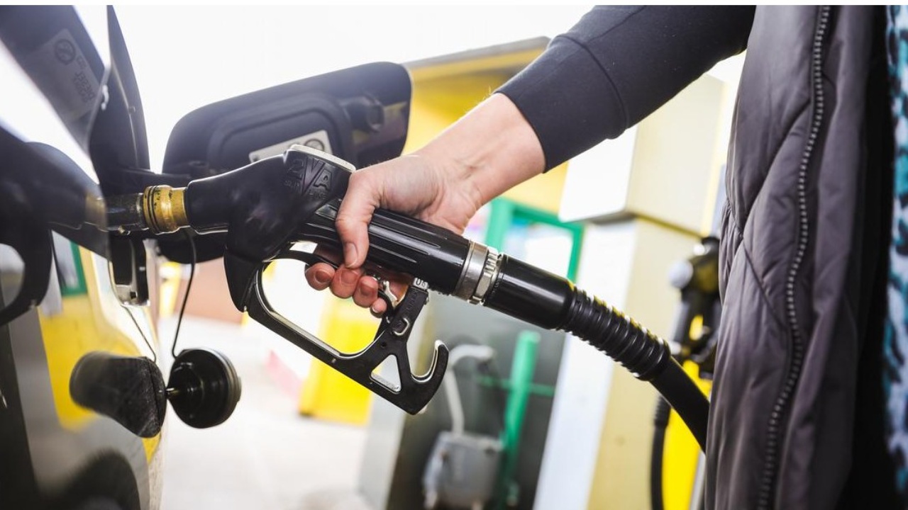 bie-cmimi-i-naftes-ne-gjermani-pas-kulmit-te-javes-karburantet-ne-renie-por-pasiguria-mbetet