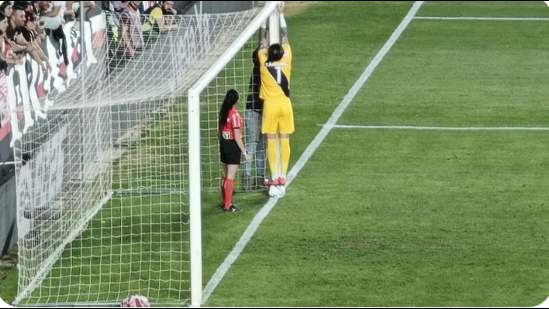 dani-cardenas-portieri-i-rayo-qe-ben-gjithcka-rregullon-rrjeten-e-portes-dhe-me-pas-pret-penalltine