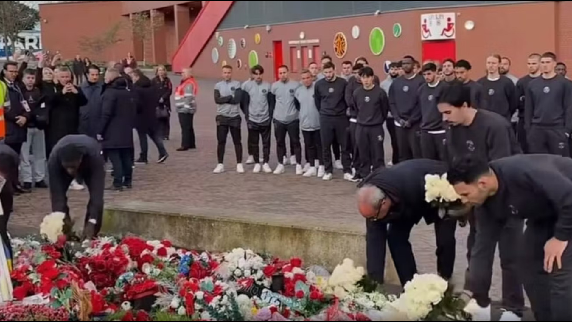Paris Saint Germain  homazh për Diogo Jotan  vendosen lule në memorialin e portugezit