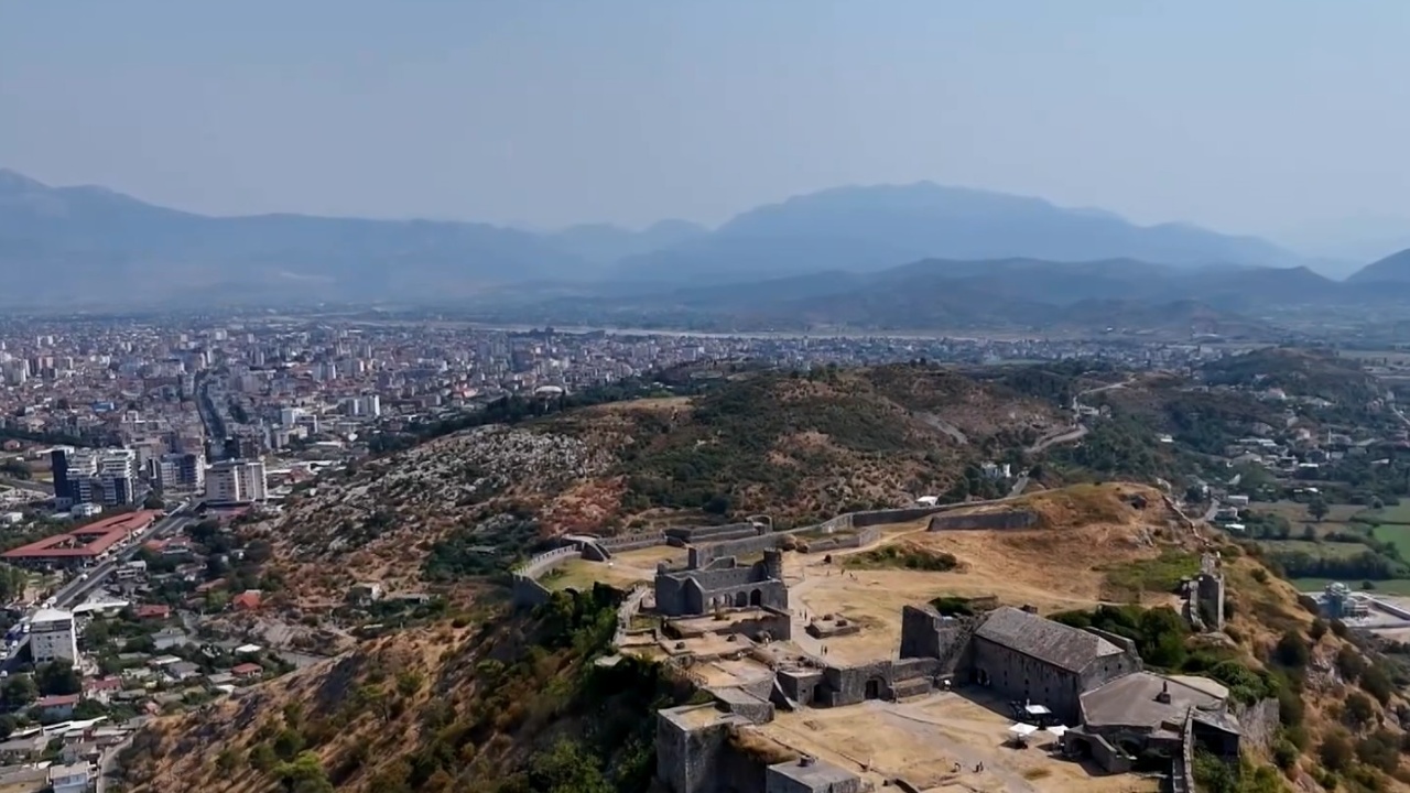 kalaja-e-rozafes-terheq-turistet-mbi-16-mije-vizitore-ne-3-muaj-gati-projekti-i-ri-me-nje-investim-mbi-1-mln-euro