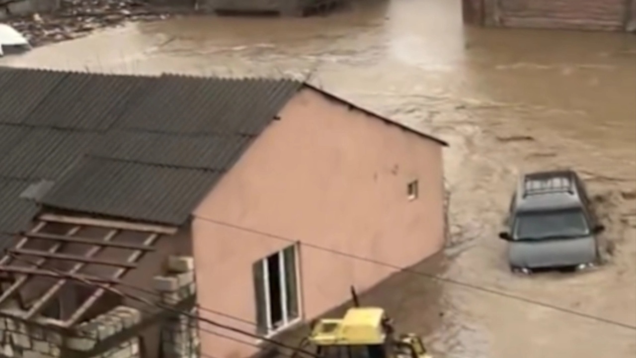 permbytje-masive-ne-rusi-dy-persona-humbin-jeten-mbi-4-mije-te-evakuuar-nga-zonat-me-rrezik-te-larte