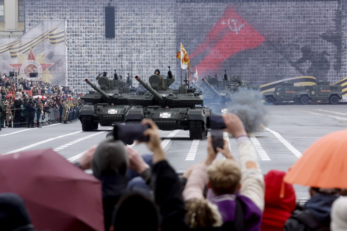 pa-tanke-dhe-sisteme-raketash-ne-paraden-e-fitores-lufta-ne-ukraine-detyron-mosken-te-ndryshoje-simbolin-e-fuqise-ushtarake