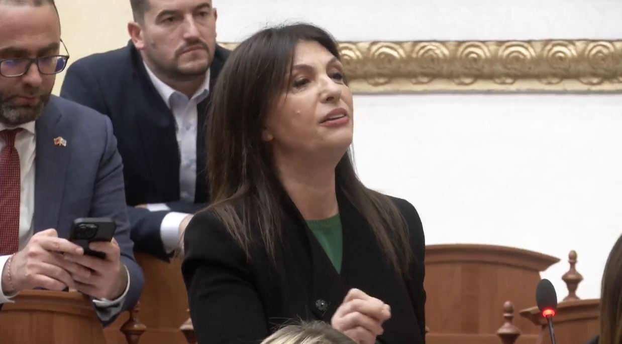 topalli-rikthen-shprehjen-kape-per-zhelesh-nxirre-jashte-ironizon-peleshi-s-ma-merrte-mendja-mendova-se-i-kishim-dhene-lamtumiren