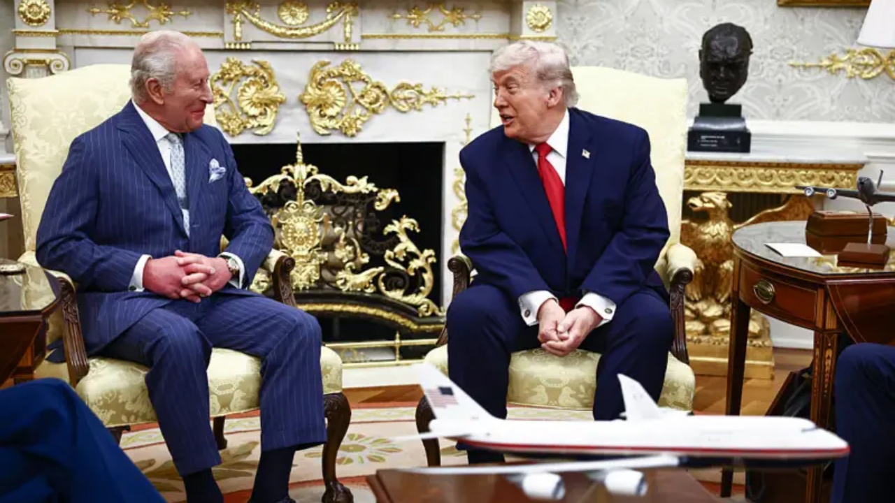 foto-trump-pret-mbretin-charles-per-diskutime-ne-zyren-ovale-te-pranishme-edhe-mbreteresha-camilla-dhe-zonja-e-pare-melania-trump