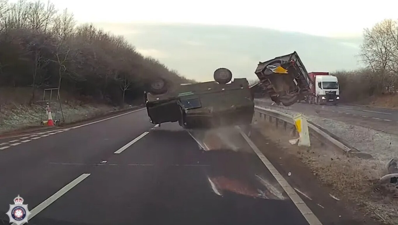 Video  Aksident i tmerrshëm në Britani  momenti kur një automjet ushtarak përmbyset në mes të rrugës