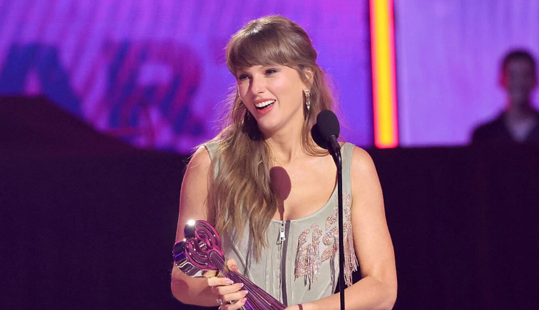 Taylor Swift kërkon të mbrojë zërin si markë tregtare  mes shqetësimeve për AI