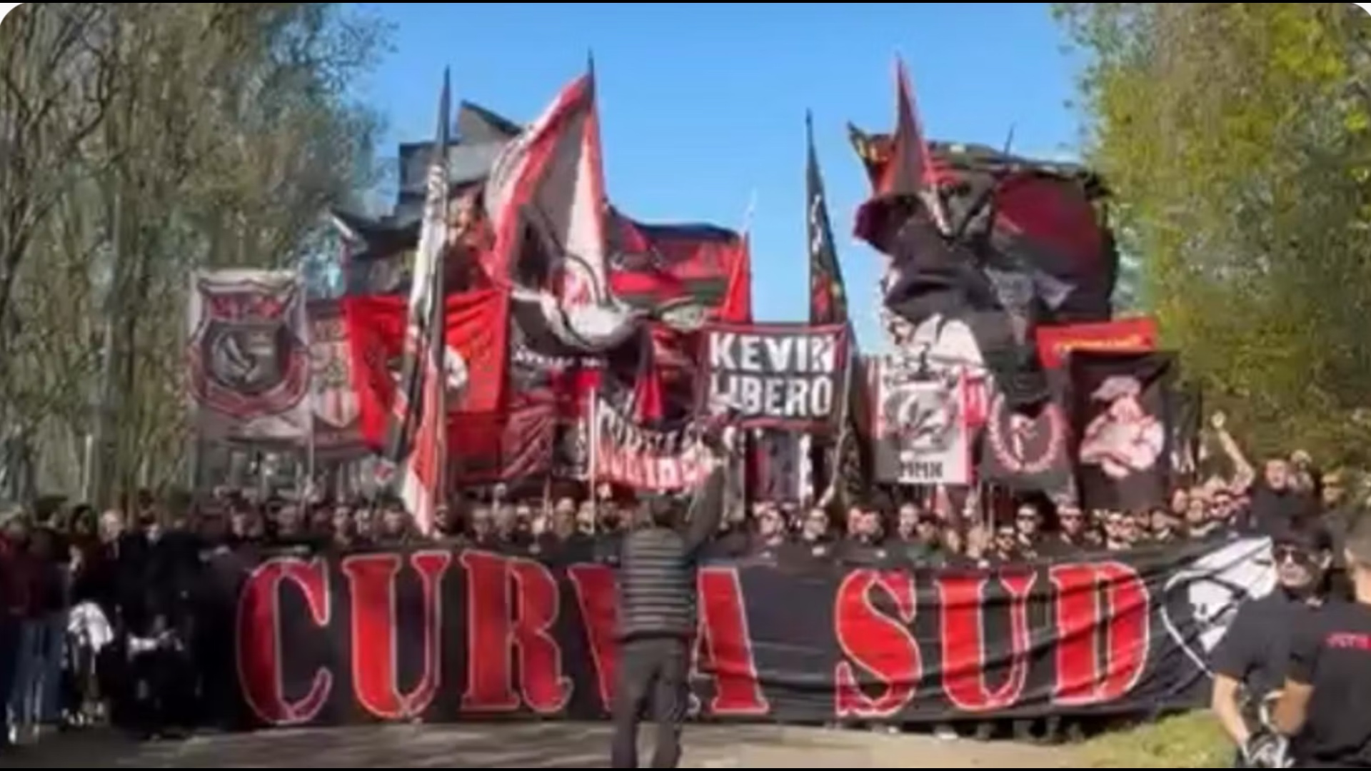 Milan  tranfertë e ndaluar për në Napoli  mbi 3000 tifozë në Milanello në mbështetje të kuqezinjve