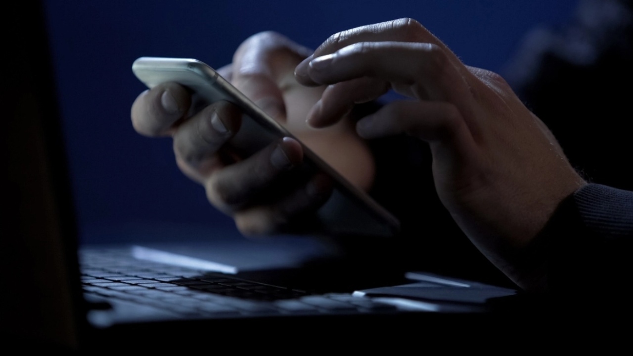 U paraqitën si agjentë burse dhe e bindën të investonte  si u mashtrua 63 vjeçari dhe humbi 197 mijë euro