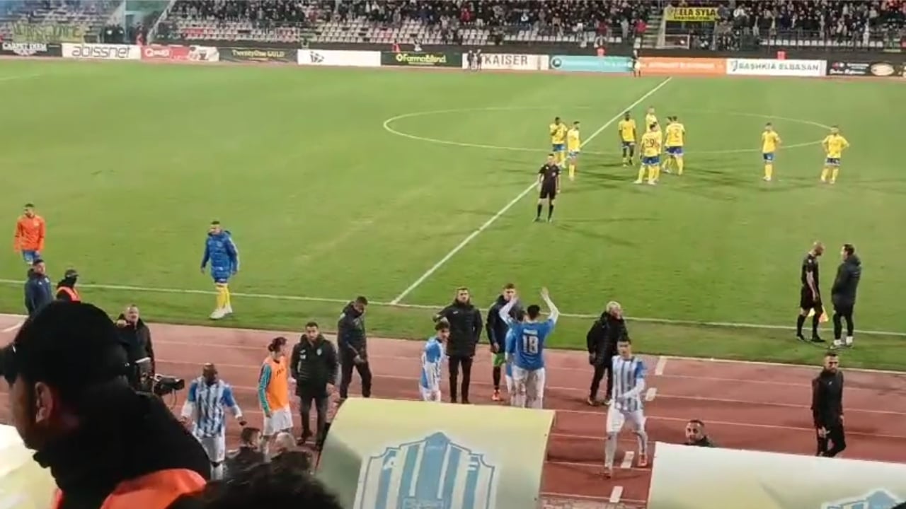 kush-le-fushen-per-proteste-perjashtohet-menjehere-rregulli-i-ri-ne-futboll-eliminon-precedentet-si-senegali-dhe-tirana