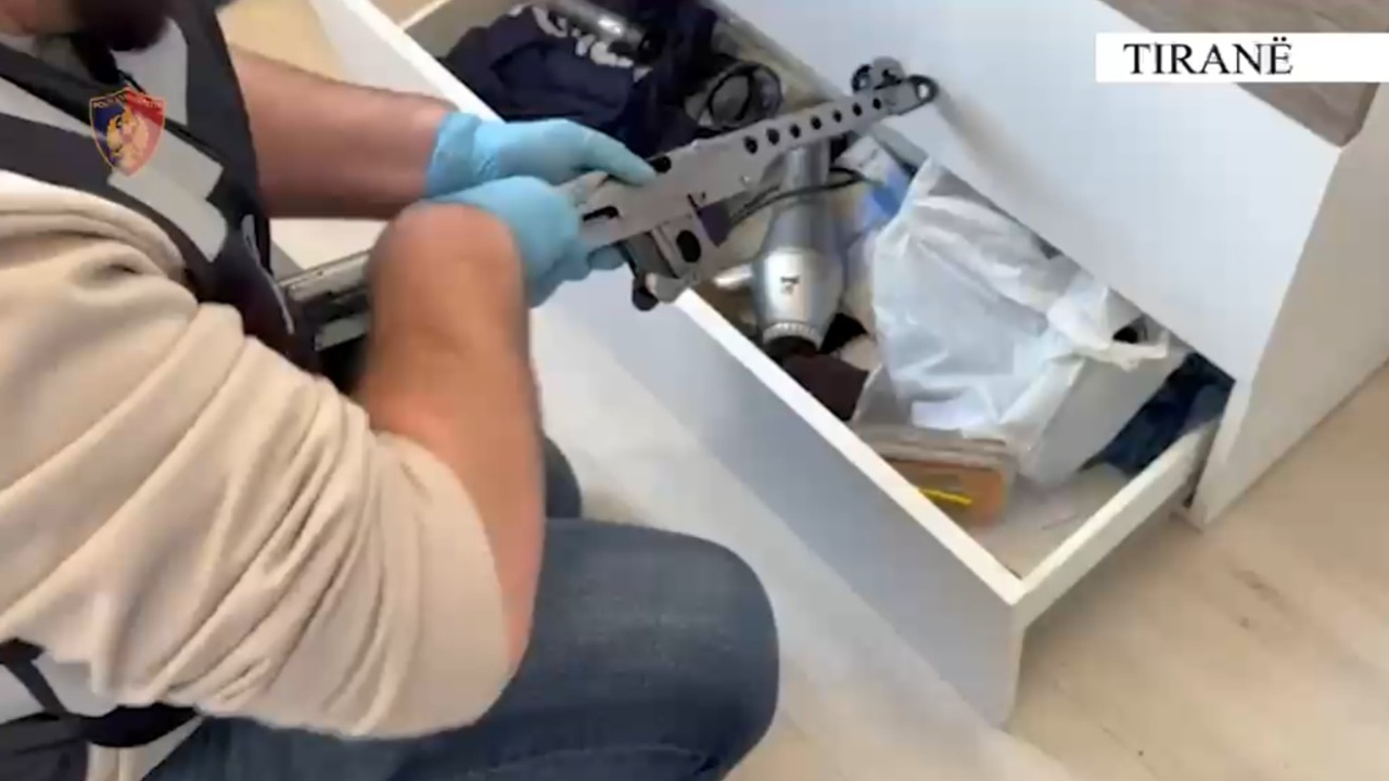 Zbulohet baza e armatimit që furnizonte grupet kriminale  sekuestrohen 9 armë zjarri  fishekë dhe uniforma  Arrestohet nëna  në kërkim i biri