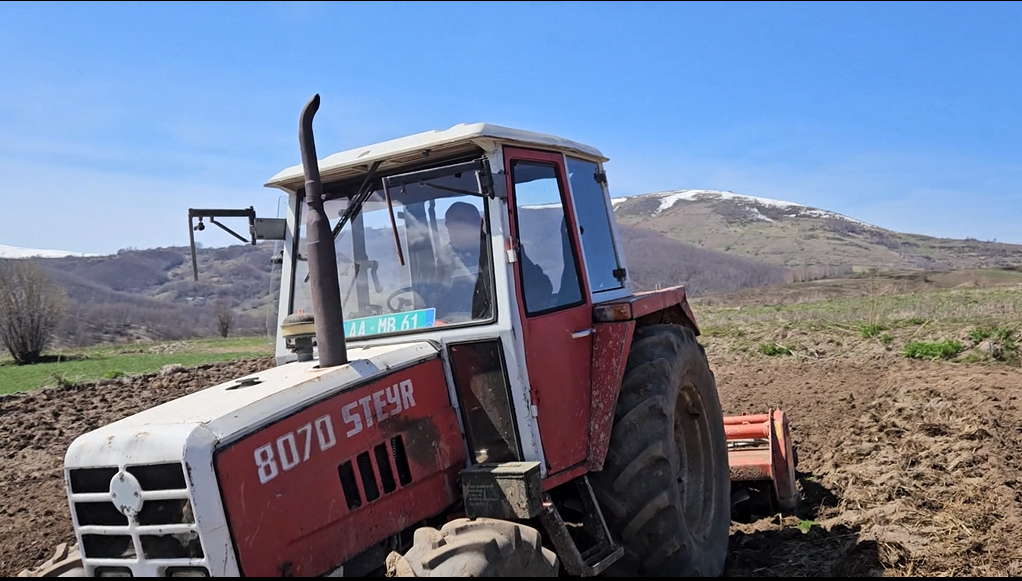 Në bujqësi prej 30 vitesh  traktoristi nga Kukësi trashëgon traditën për të punuar tokën