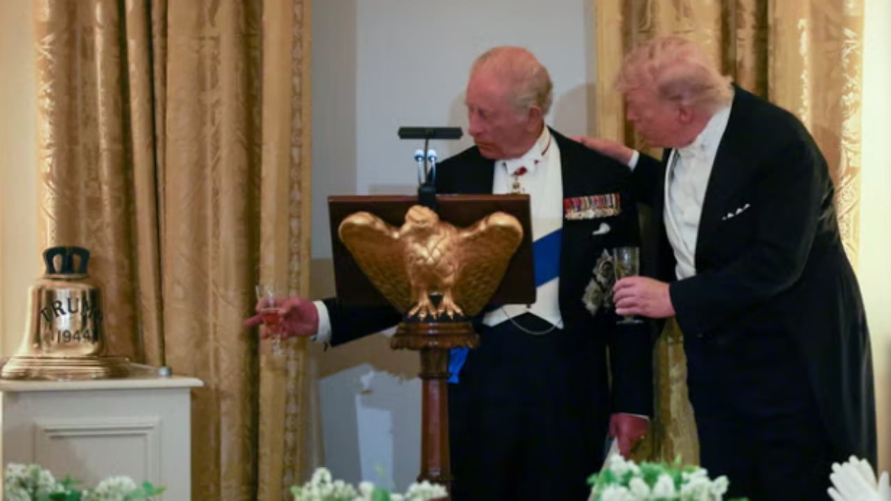 nese-te-duhet-gje-na-bej-vetem-nje-zile-mbreti-charles-dhe-trump-shkembejne-dhurata-dhe-batuta