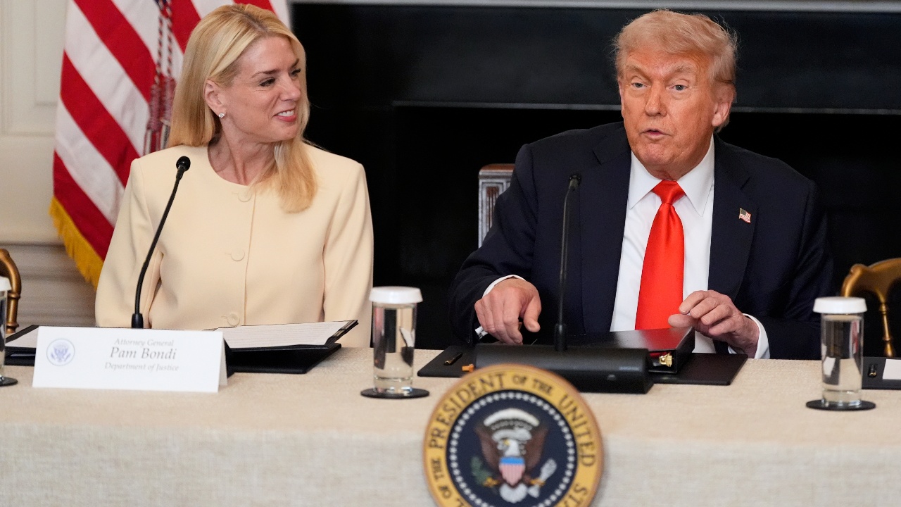 presidenti-eshte-i-irrituar-me-menyren-si-u-trajtua-dosja-e-epstein-cnn-trump-gati-te-largoje-kryeprokuroren-pam-bondi